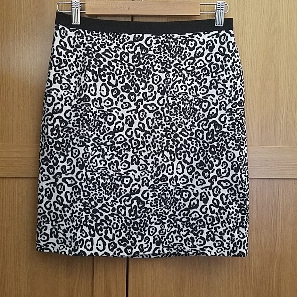 Ann Taylor animal print pencil skirt 🌸Black/White
